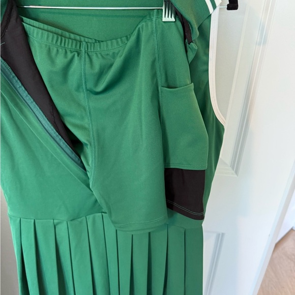 Atracco Women’s Tennis dress with matching shorts- XL - Picture 4 of 6